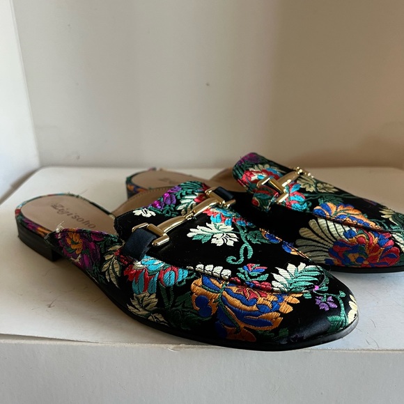 Brocade buckle flat mule shoe - Picture 7 of 9